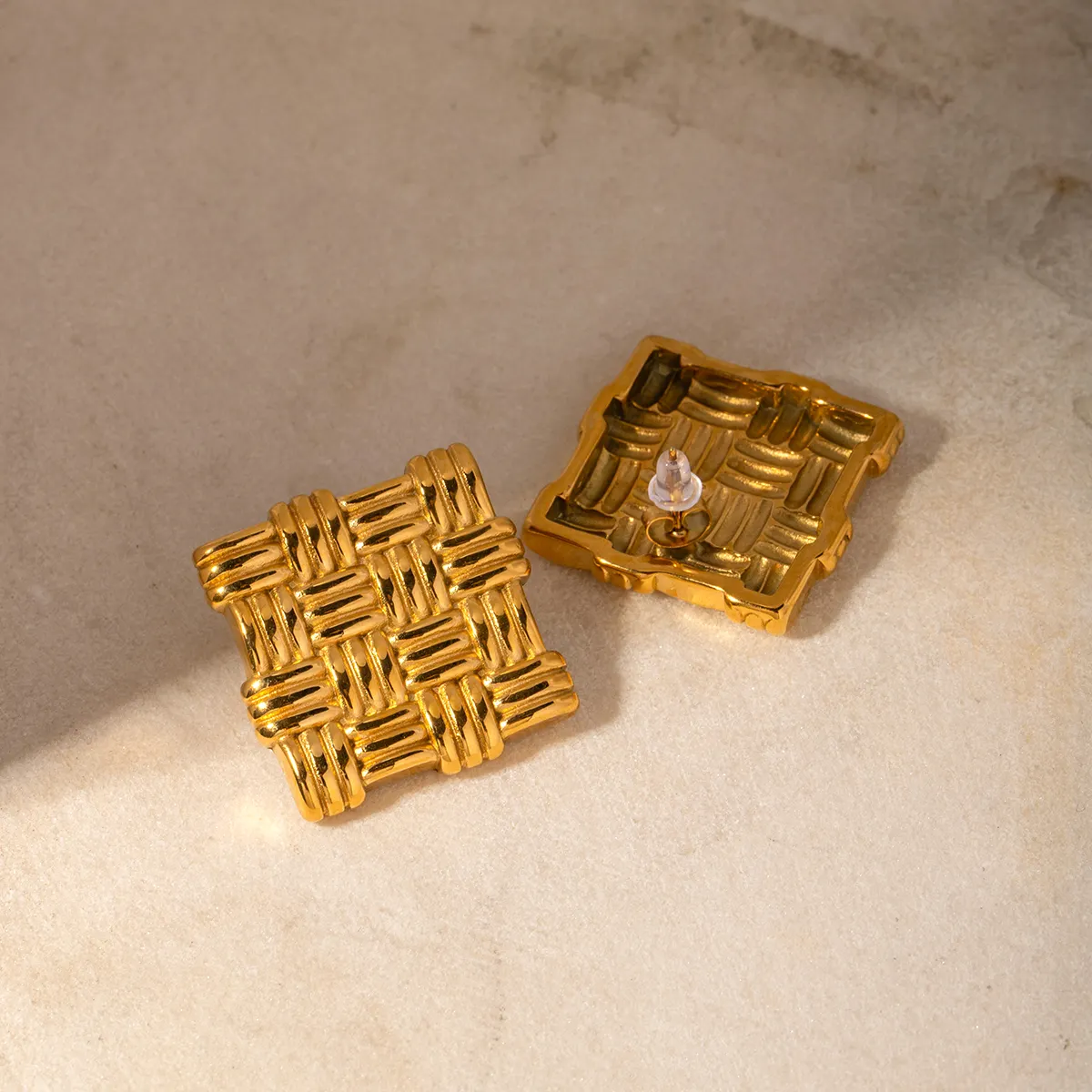 Mir est des boucles d'oreilles carrées