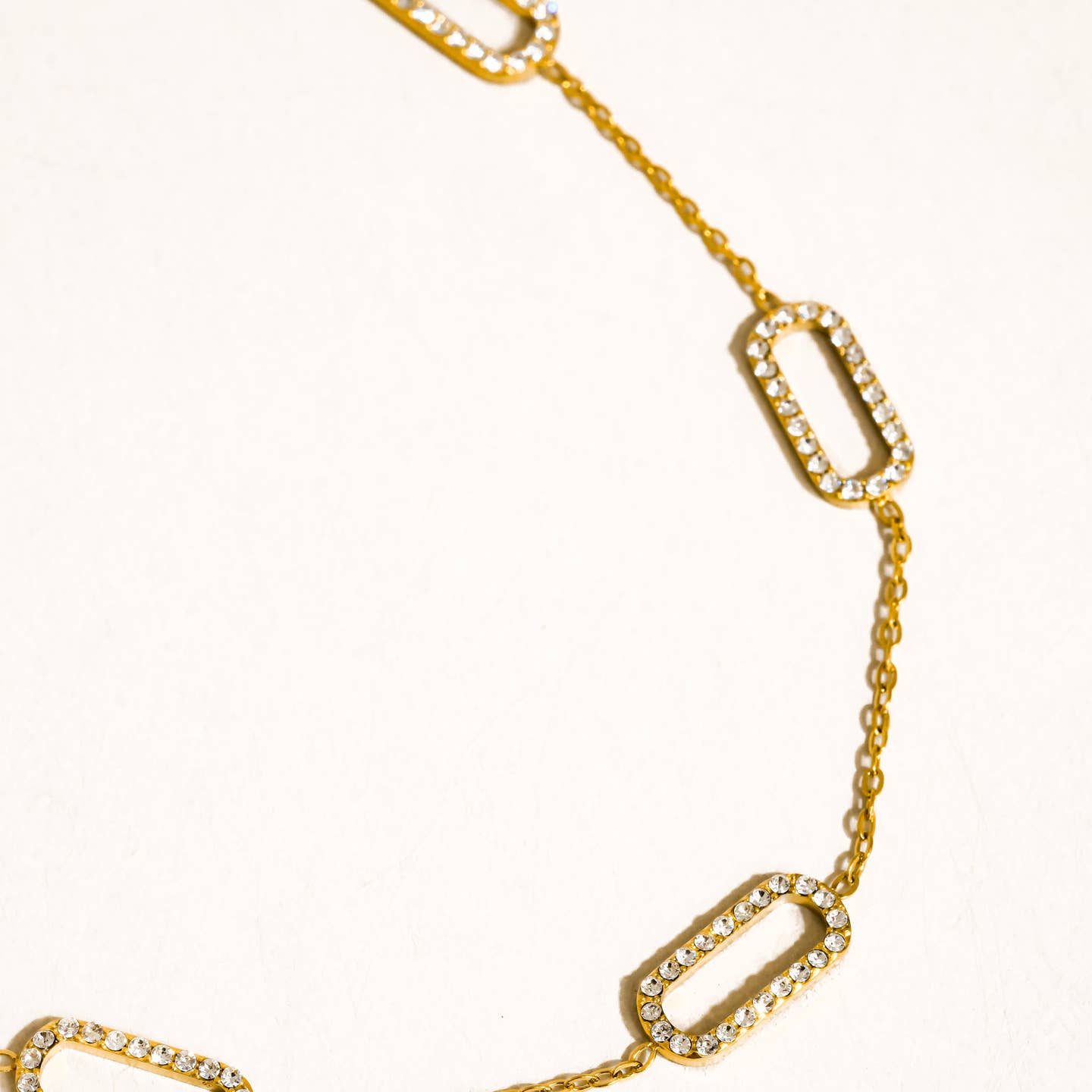 Victoria  Halsband